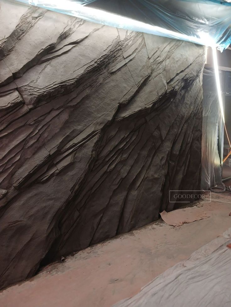 Декоративная скала в ресторане на 15м² с подсветкой